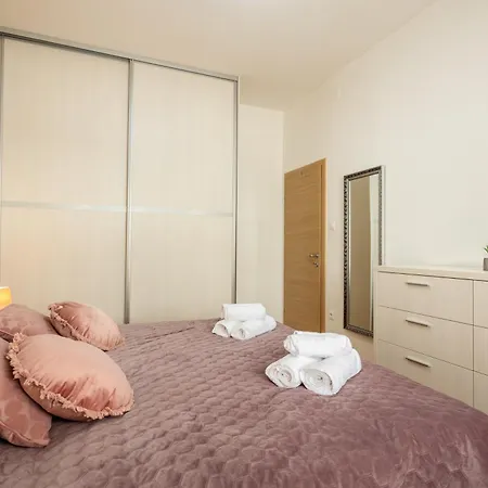 Luxury Aria In Centre Split