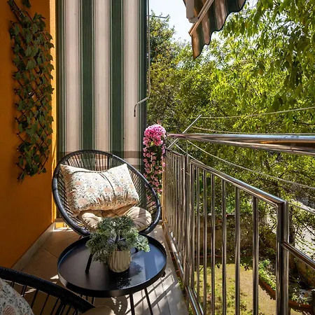 Luxury Aria In Centre Split