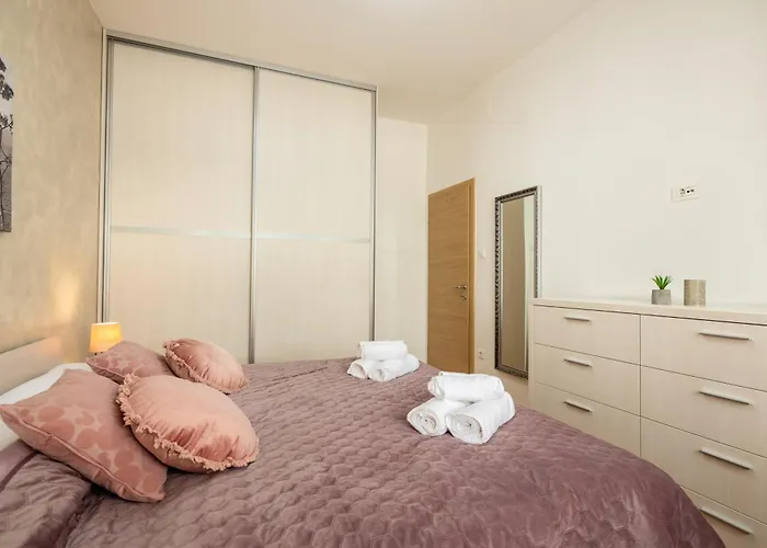 Luxury Aria In Centre Split