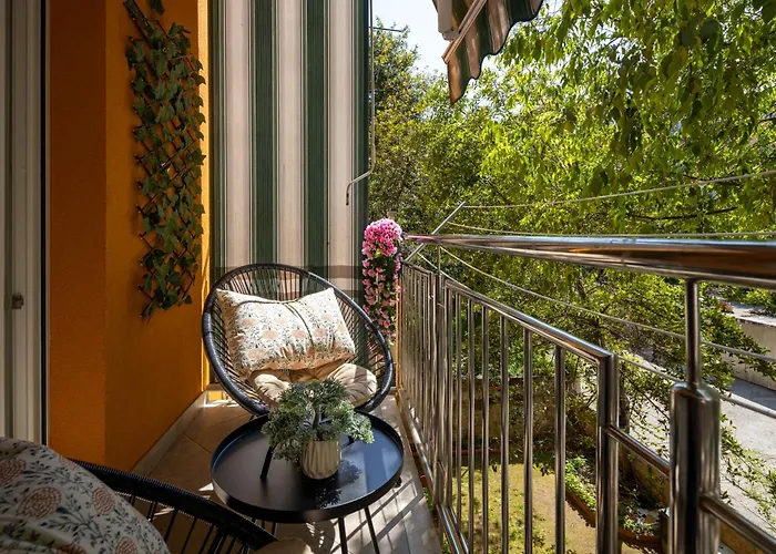 Luxury Aria In Centre Split